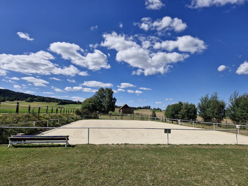Reitplatz im Freien unter blauem Himmel